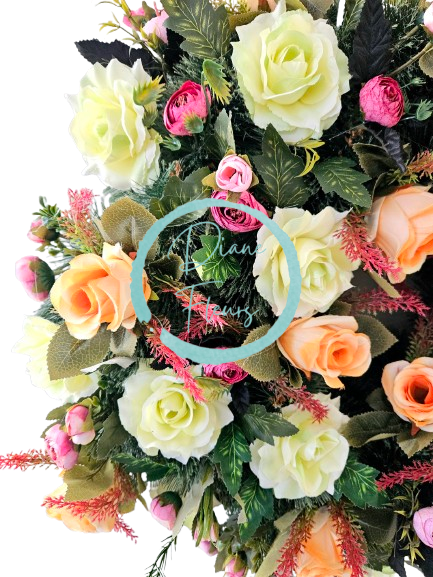 Luxusný smútočný veniec borovicový exclusive ruže, ranunculus a doplnky 65cm