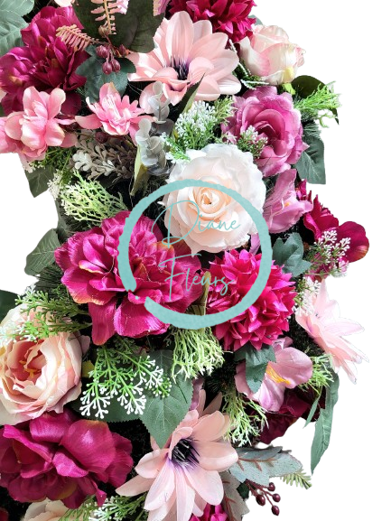 Luxusný smútočný veniec borovicový exclusive pivonky, dálie, clematis, chryzantémy, ruže a doplnky 80cm