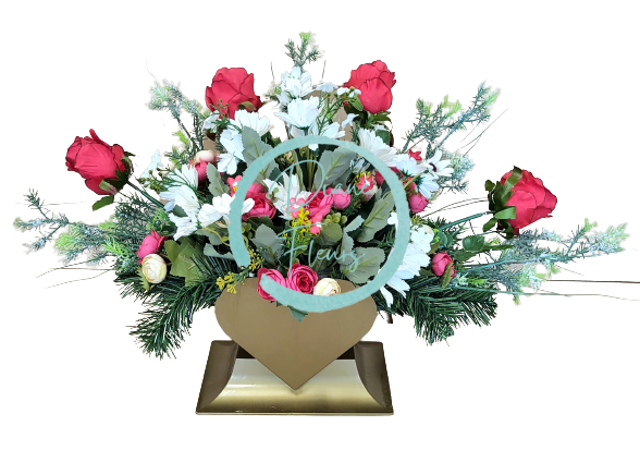 Bellissima composizione funebre a forma di cuore, in cemento, esclusive margherite artificiali, rose, camelie e accessori 70 cm x 28 cm x 35 cm AS526