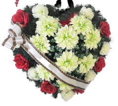 Temetési koszorú elrendezett szív 55cm x 55cm rózsák, dáliák és szegfűk piros és zöld gyászszalaggal