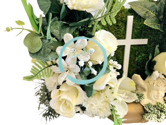 Траурна аранжировка от бетон с изкуствени рози, карамфили, ангел, венец от мъже и аксесоари 46см x 20см x 28см AS838