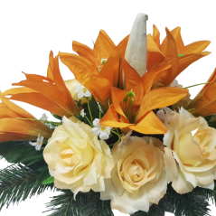 Kompozycja pogrzebowa sztucznych róż, lilii i akcesoriów 45cm x 20cm x 18cm