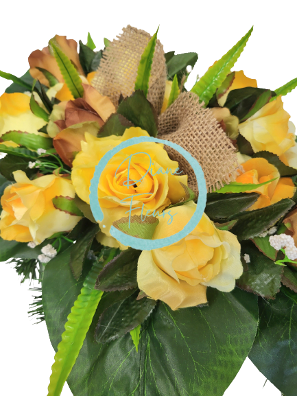 Smútočný aranžmán betonka exclusive umelé ruže a doplnky 55cm x 28cm x 16cm