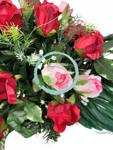 Piękna kompozycja pogrzebowa sztuczne róże, akcesoria i wstążka 77cm x 33cm x 40cm czerwony, różowy