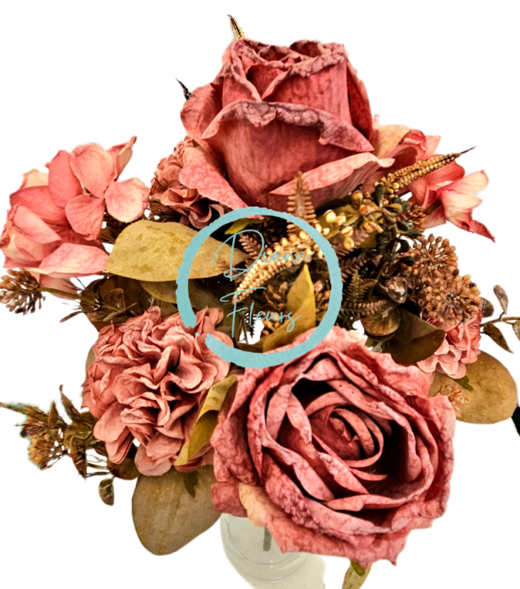 Изкуствен букет от рози, цинии и аксесоари 48 см тъмно розов