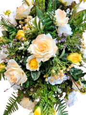 Nagy díszített betontál fenyőből exclusive rózsák, páfrány és kiegészítők 110cm x 85cm