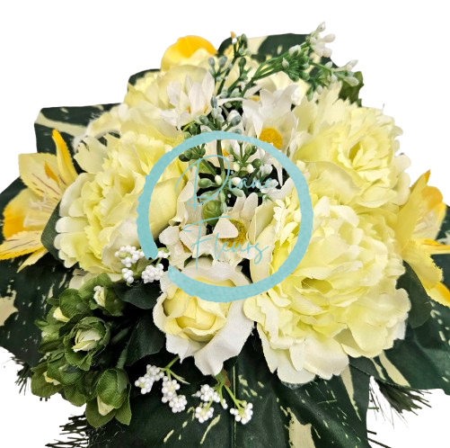 Aranžmán betonka umělé pivoňky, růže, alstromerie a doplňky 30cm x 20cm AS1035