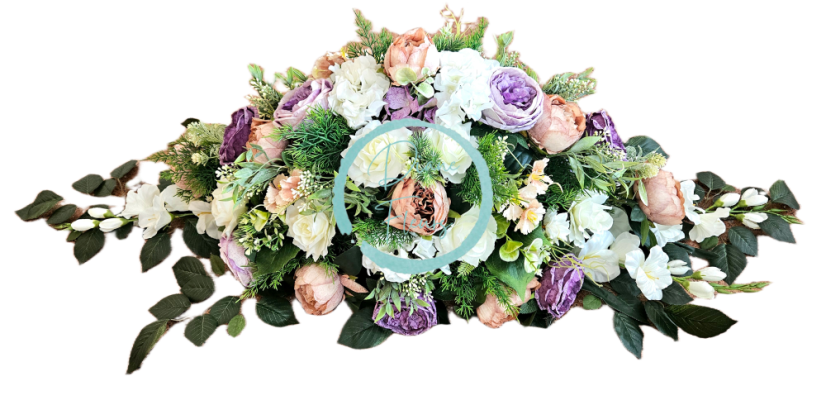 Nagy díszített betontál fenyőből  exclusive baszarozsa, rózsák, szarkalábok delphinium és kiegészítők 135cm x 50cm x 35cm AS1017-BPC