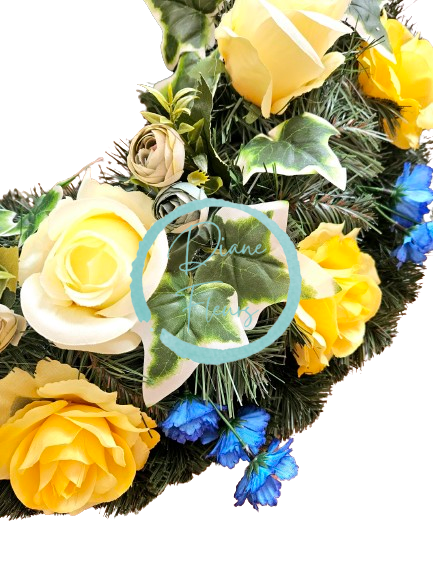 Coroană funerară cu trandafiri artificiali și florile de colt Ø 60cm
