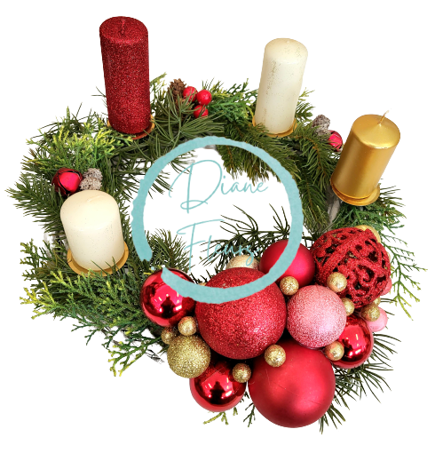 Vánoční adventní proutěný věnec se svíčkami, vánočními koulemi a doplňky 30cm x 17cm