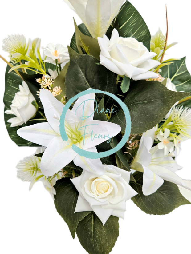 Луксозен букет, разпънат огън, Рози, Лилии, Магарешки бодил 56 см, изкуствен крем