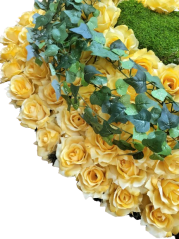 Wianek żałobny "Serce" wykonany ze sztucznych róż i z sercem mchu 80cm x 80cm w kolorze żółtym