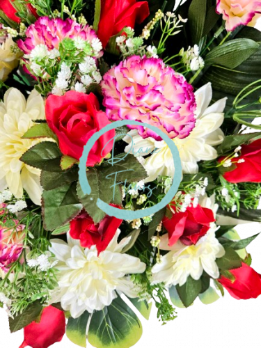 Prekrasan žalobni aranžman od umjetnih karanfila, ruža, dalija i dodataka 70cm x 45cm x 58cm