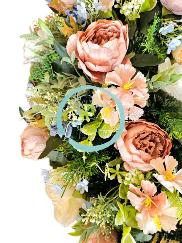 Smuteční věnec borovicový srdce exclusive pivoňky, růže, delphinium a doplňky 100cm x 90cm AS841-BPC