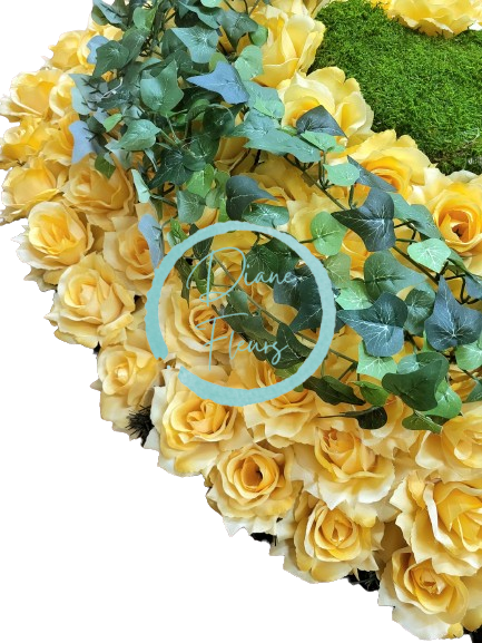 Smútočný veniec "Srdce" z umelých ruží a s machovým srdiečkom 80cm x 80cm žltý