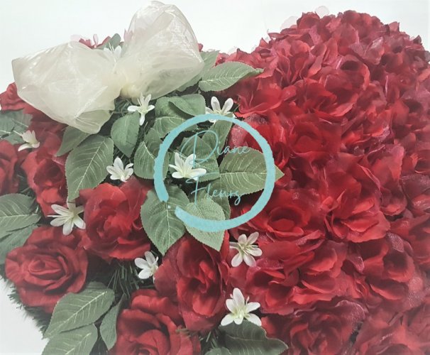 Temetési koszorú "szív" rózsa és nyírfa levelek 60cm x 60cm piros és zöld