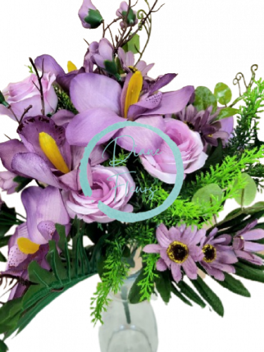 Luxusná umelá kytica ruže, orchidey, margarétky s prízdobami 50cm fialová