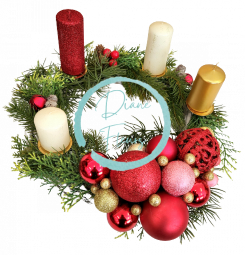 Božićni adventski vijenac od pruća sa svijećama, božićnim kuglicama i dodacima 30cm x 17cm