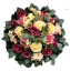 Koło wieńca żałobnego ze sztucznymi różami, piwoniami, hortensjami i dodatkami 55cm