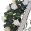 Nagrobni venec 50cm Vrtnice in dodatki belo-zelene barve
