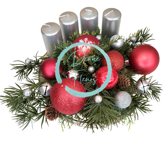 Vianočná adventná kompozícia so sviečkami, vianočnými guľami a šiškami 26cm x 10cm