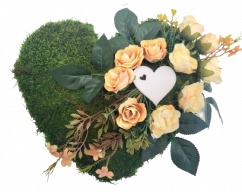 Dekorační smuteční mechový věnec "Srdce" růže & doplňky 27cm x 23cm