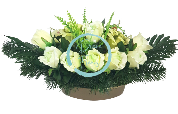 Красива траурна аранжировка от изкуствени рози от бетон и аксесоари 53см x 27см x 23см кремаво, зелено AS322