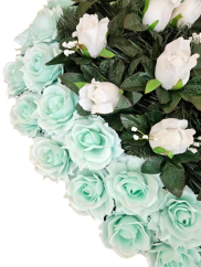 Coroana funerara „Inimă” din trandafiri 65cm x 65cm albastru deschis, alb flori artificiale