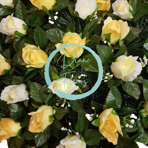 Wianek żałobny "Serce" wykonany ze sztucznych róż 80cm x 80cm żółto-kremowy