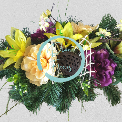 Бетонова аранжировка от изкуствени далии, лилии и аксесоари 55см x 25см x 15см AS232