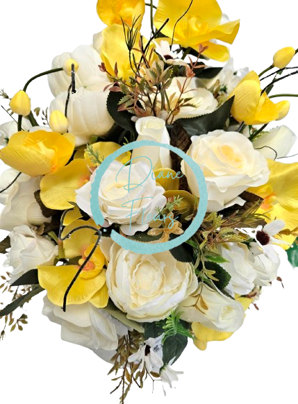 Decor frumos de trandafiri artificiali si orhidee intr-un ghiveci metalic 35cm x 30cm x 57cm