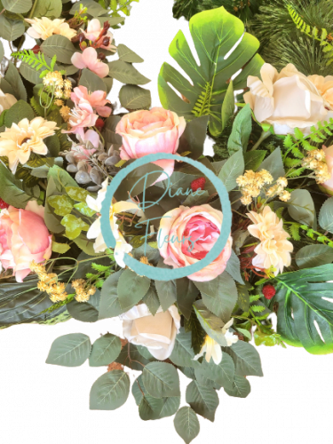 Temetési fenyőkoszorú Exkluzív rózsák, bazsarózsa, hortenzia, gerberák és kiegészítők 80cm x 90cm