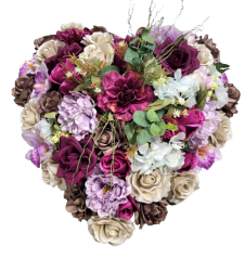 Wieniec żałobny w kształcie serca z mieszanką sztucznych kwiatów i dodatkami o wymiarach 55cm x 55cm