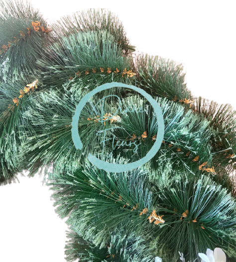 Luxusný smútočný veniec borovicový exclusive ruže, pivonky, kamélie, gerbery, monstera a doplnky 70cm x 80cm