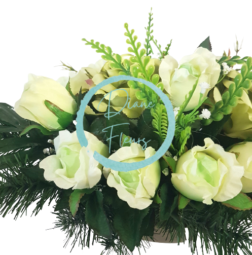 Красива траурна аранжировка от изкуствени рози от бетон и аксесоари 53см x 27см x 23см кремаво, зелено AS322