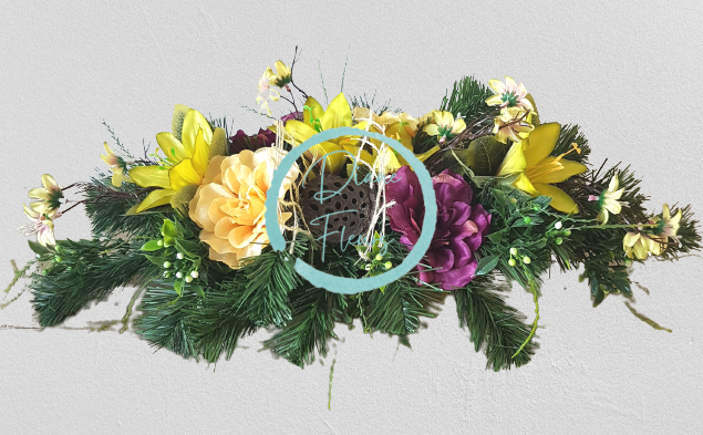 Бетонова аранжировка от изкуствени далии, лилии и аксесоари 55см x 25см x 15см AS232