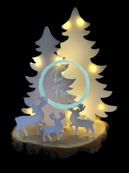 Božićna kompozicija s božićnim drvcem, jelenima i lampicama 18cm x 23cm