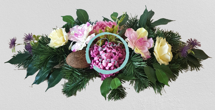 Бетонен букет от изкуствени далии, хризантеми и аксесоари 60 см x 25 см x 15 см AS234