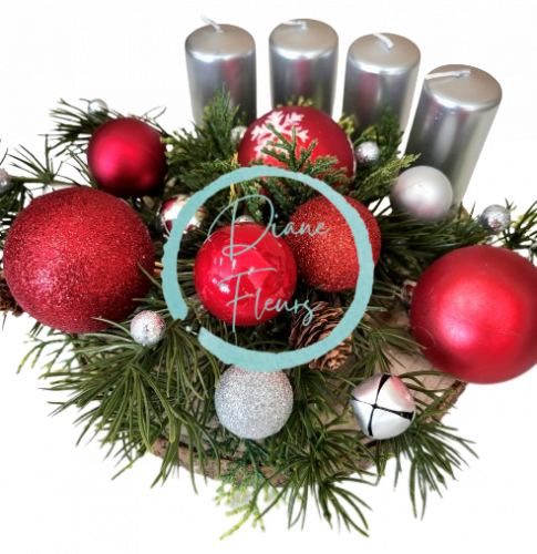 Božićna adventska kompozicija sa svijećama, božićnim kuglicama i borovima 26cm x 10cm