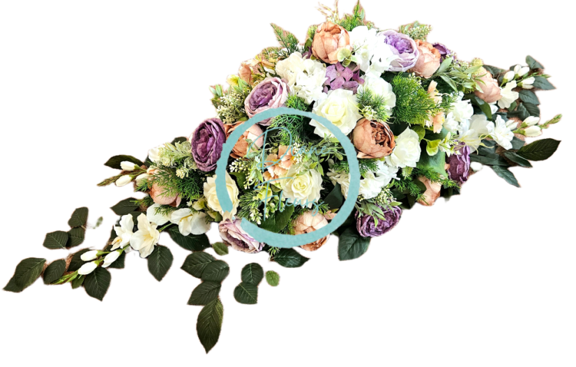 Nagy díszített betontál fenyőből  exclusive baszarozsa, rózsák, szarkalábok delphinium és kiegészítők 135cm x 50cm x 35cm AS1017-BPC