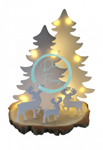Vianočná kompozícia na pníku s vianočným stromčekom, jeleňmi a svetielkami 18cm x 23cm