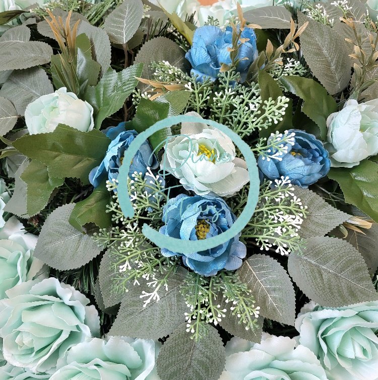 Krásny smútočný veniec srdce s umelými ružami, pivoňkami peoniami a doplnkami 65cm x 65cm