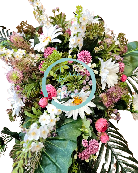 Nagy díszített betontál fenyőből  exclusive százszorszépek, krizantémok, boglárka, bogáncs és kiegészítők 115cm x 90cm