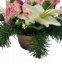 Žalni aranžma umetni nageljni, vrtnice, orhideje, lilije in dodatki O 30cm x 20cm