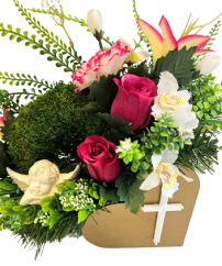 Kompozycja żałobna sztuczne róże, lilie, anioł, wieniec z mchu i akcesoria 50cm x 20cm x 25cm