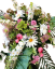 Nagy díszített betontál fenyőből  exclusive százszorszépek, krizantémok, boglárka, bogáncs és kiegészítők 115cm x 90cm