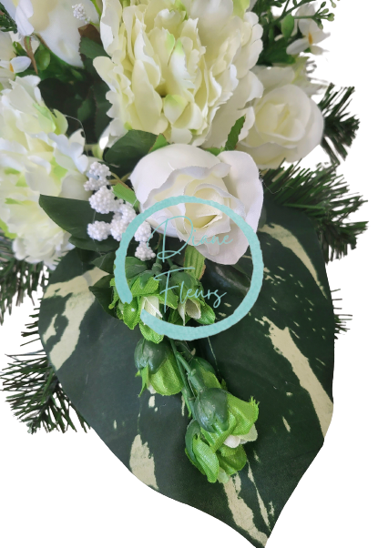 Žalobni aranžman od umjetnih ruža, božuri, alstromerija i dodaci od betona 58cm x 30cm x 22cm