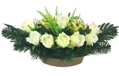 Díszített betontál fenyőből gyászkompozíció műrózsákból és kiegészítőkkel 53cm x 27cm x 23cm krém, zöld