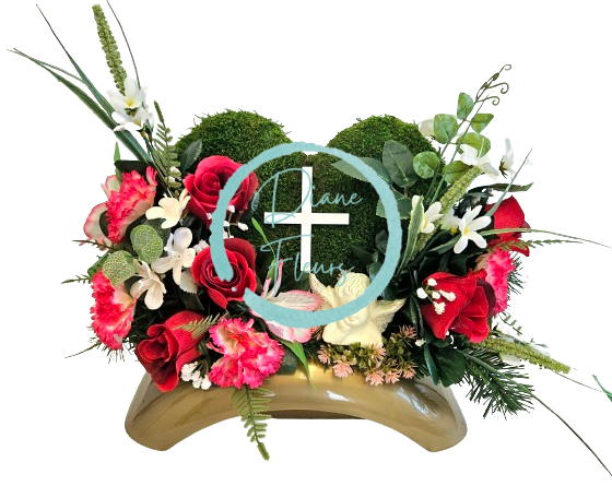 Smútočný aranžmán betonka umelé ruže, karafiáty, anjel, machový venček a doplnky 46cm x 20cm x 28cm