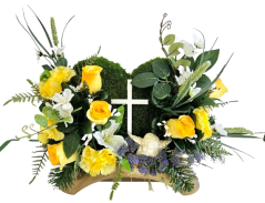 Trauergesteck aus künstliche Rosen, Nelken, Engel, Mooskranz und Zubehör 46cm x 20cm x 28cm